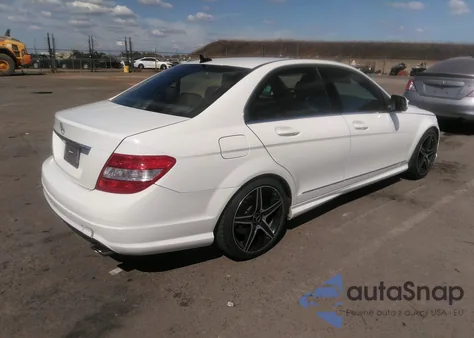 2009 Mercedes-Benz C 300 Luxury/Sport z USA, uszkodzony, nr VIN WDDGF54X59R082338